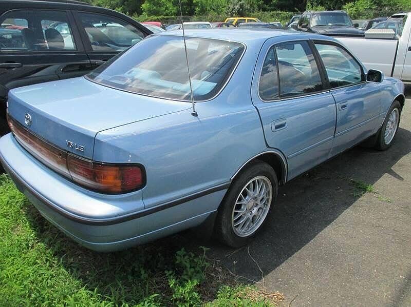 1993 Toyota Camry LE image 3