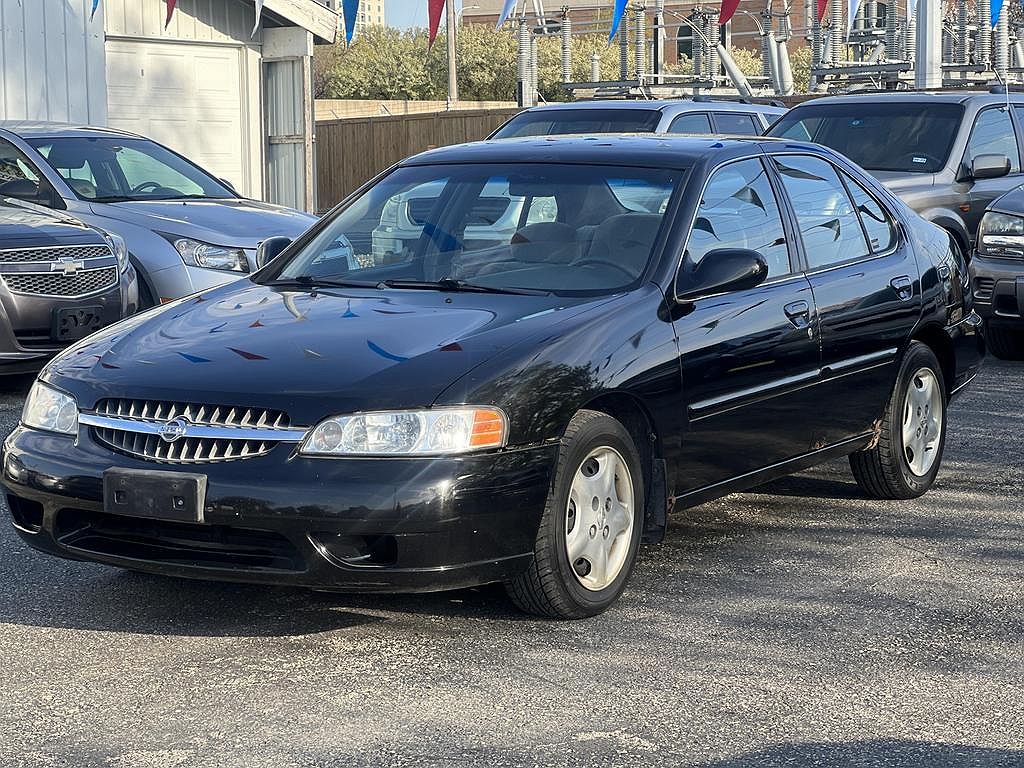 2000 Nissan Altima GXE image 2