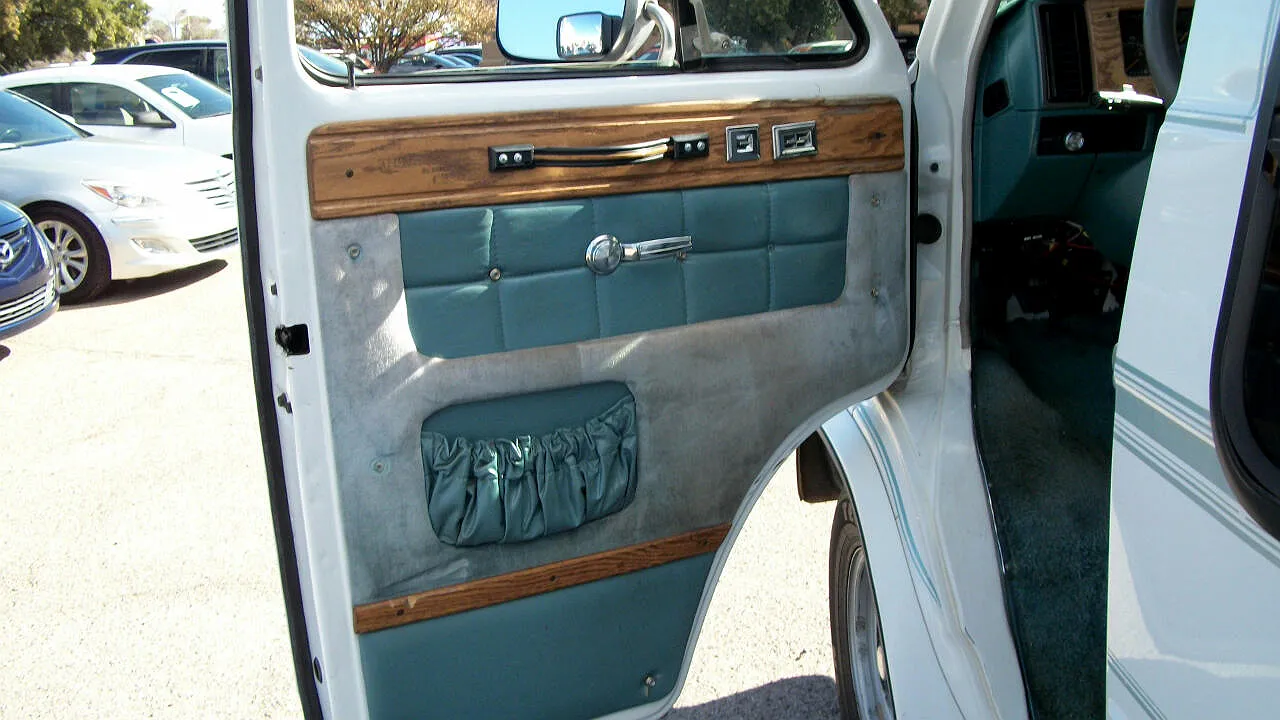 1995 Chevrolet G-Series G20 image 11