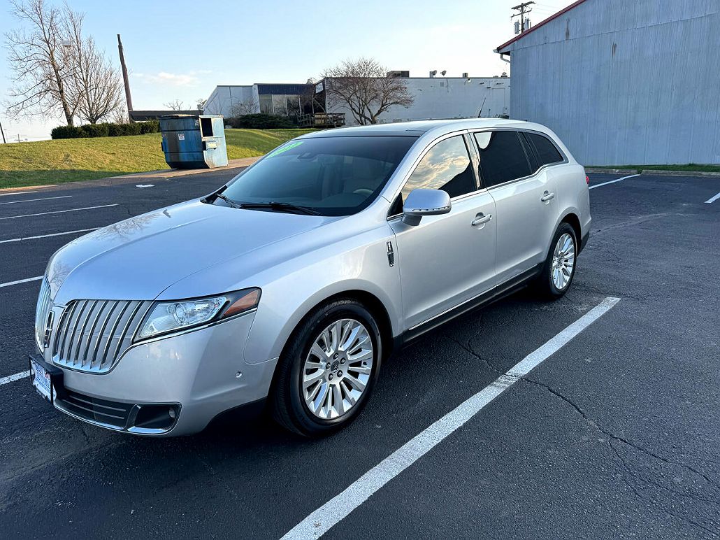 2012 Lincoln MKT null image 2