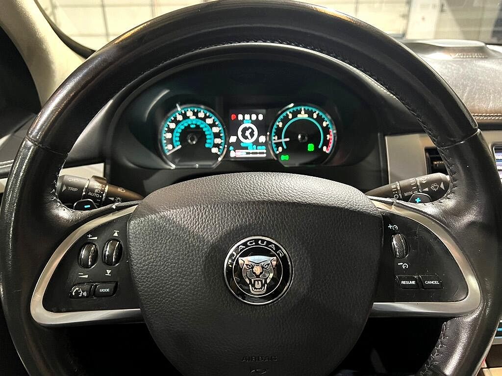 2015 Jaguar XF Sport image 10