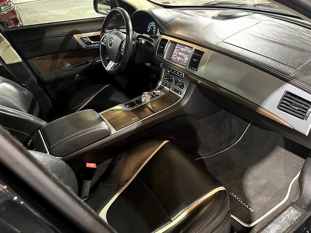 2015 Jaguar XF Sport image 1