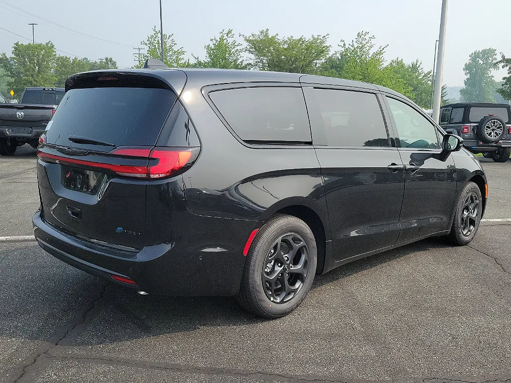 2023 Chrysler Pacifica Limited image 3