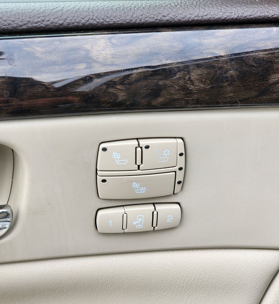 2011 Cadillac DTS Luxury image 4