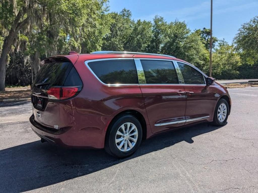 2018 Chrysler Pacifica Touring-L image 3