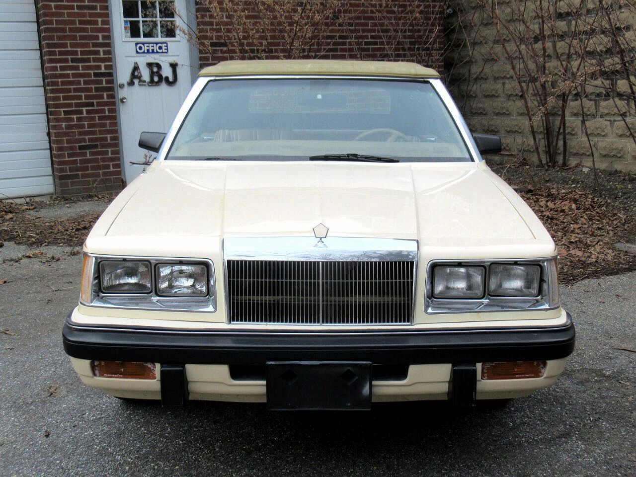 1986 Chrysler LeBaron Mark Cross image 1