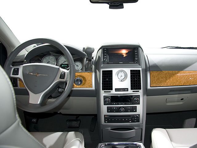2010 Chrysler Town & Country LX image 3