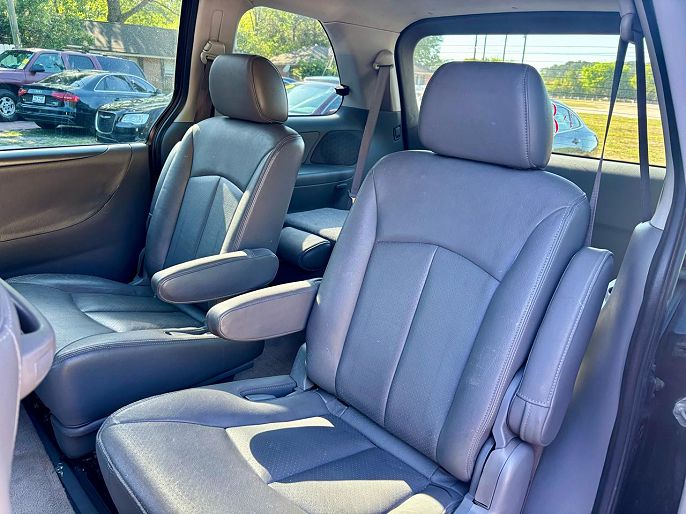 2004 Mazda MPV