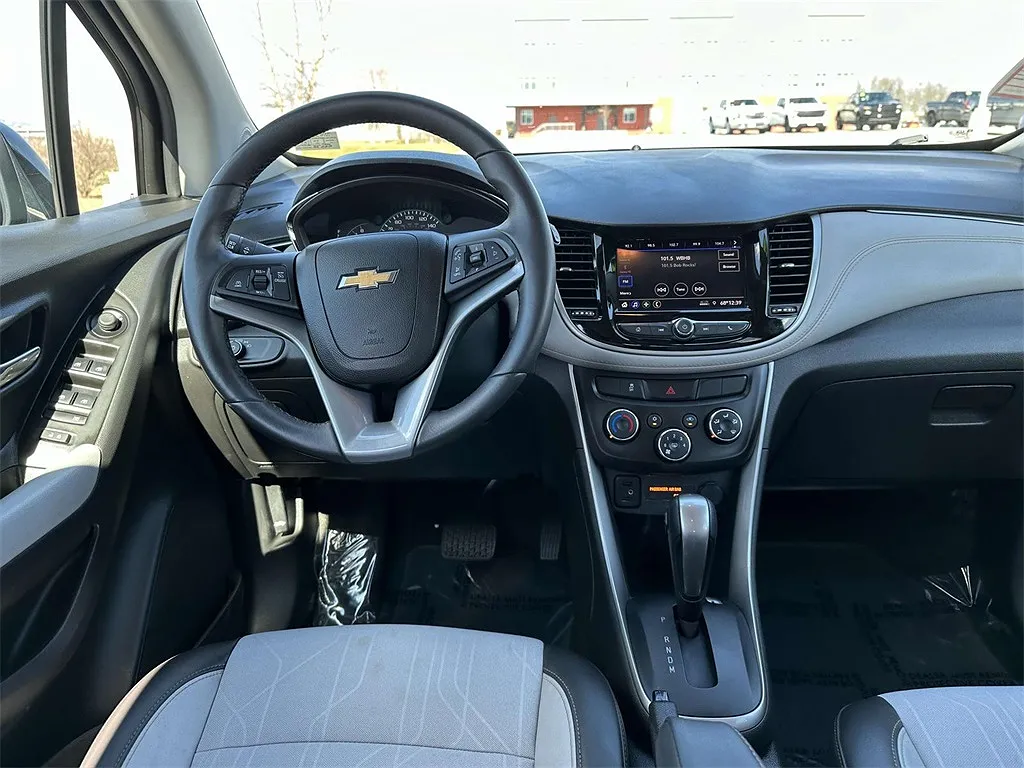 2021 Chevrolet Trax LT image 1