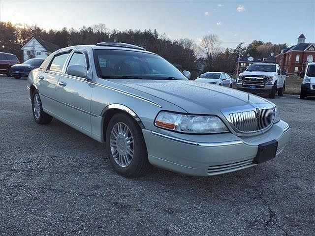 2006 Lincoln Town Car Signature Limited image 2