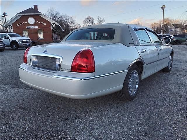 2006 Lincoln Town Car Signature Limited image 4