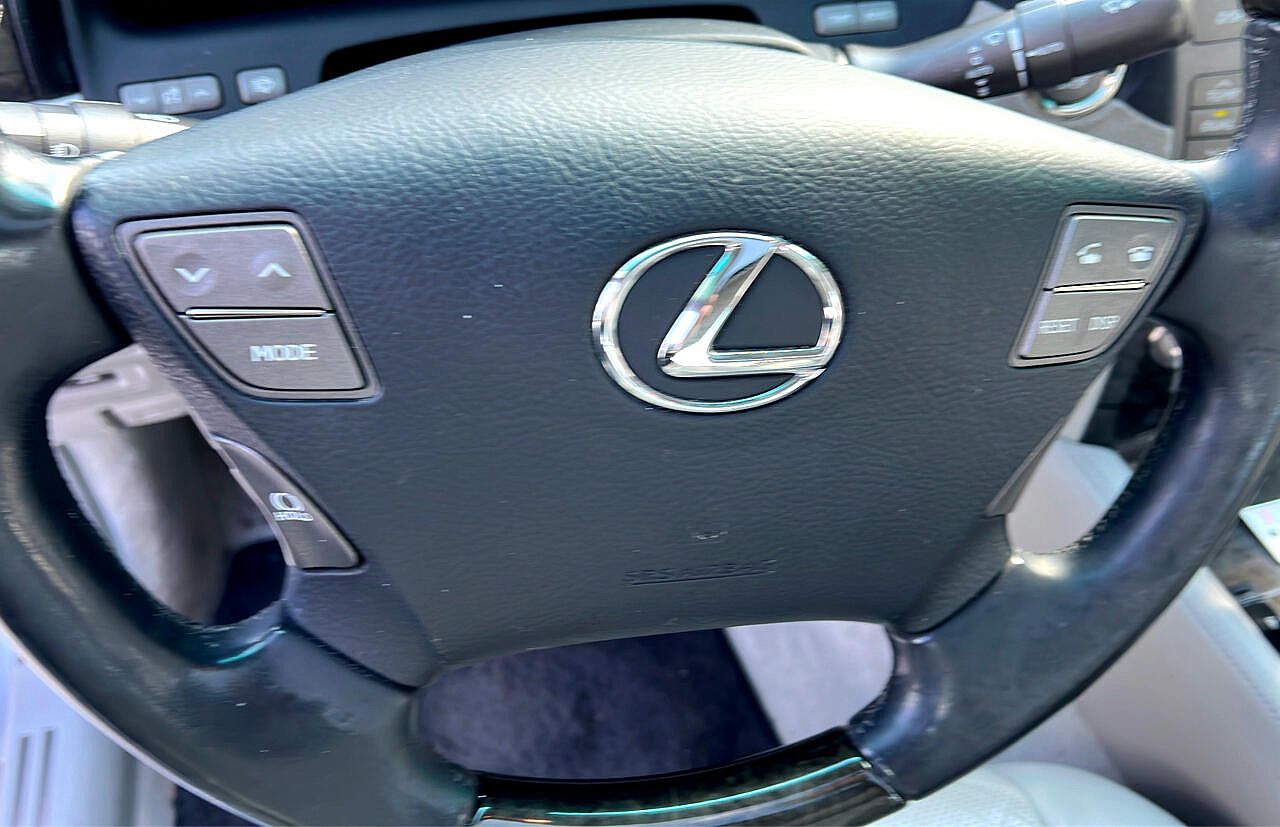 2011 Lexus LS 460 image 11