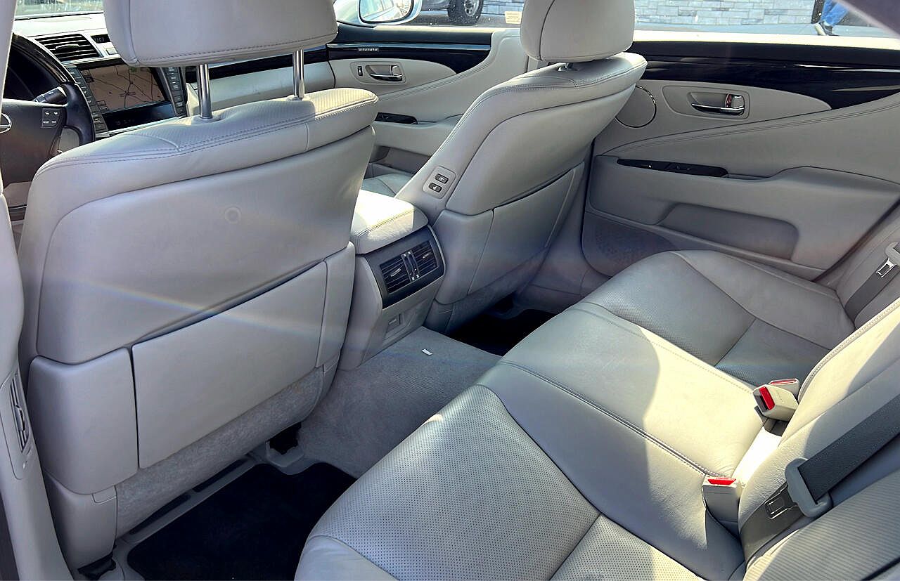 2011 Lexus LS 460 image 15