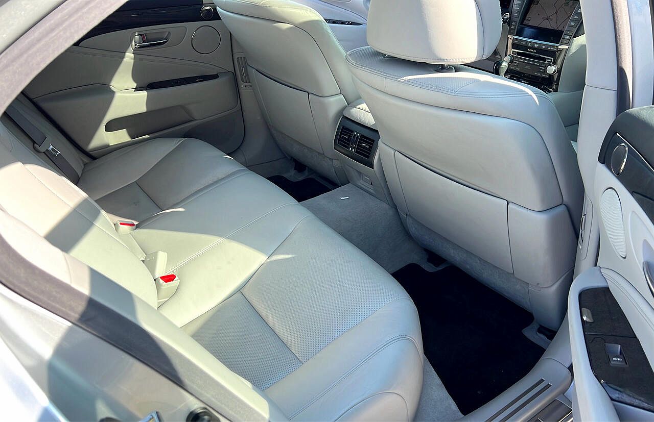 2011 Lexus LS 460 image 18