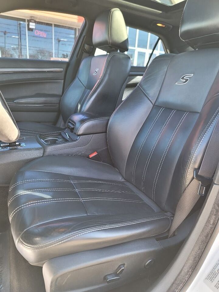 2014 Chrysler 300 S image 12