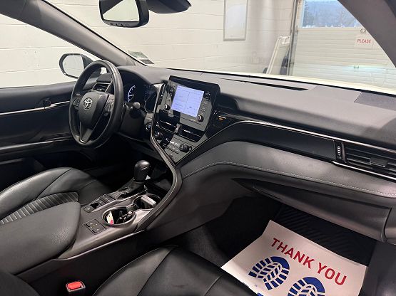 2022 Toyota Camry SE photo 2