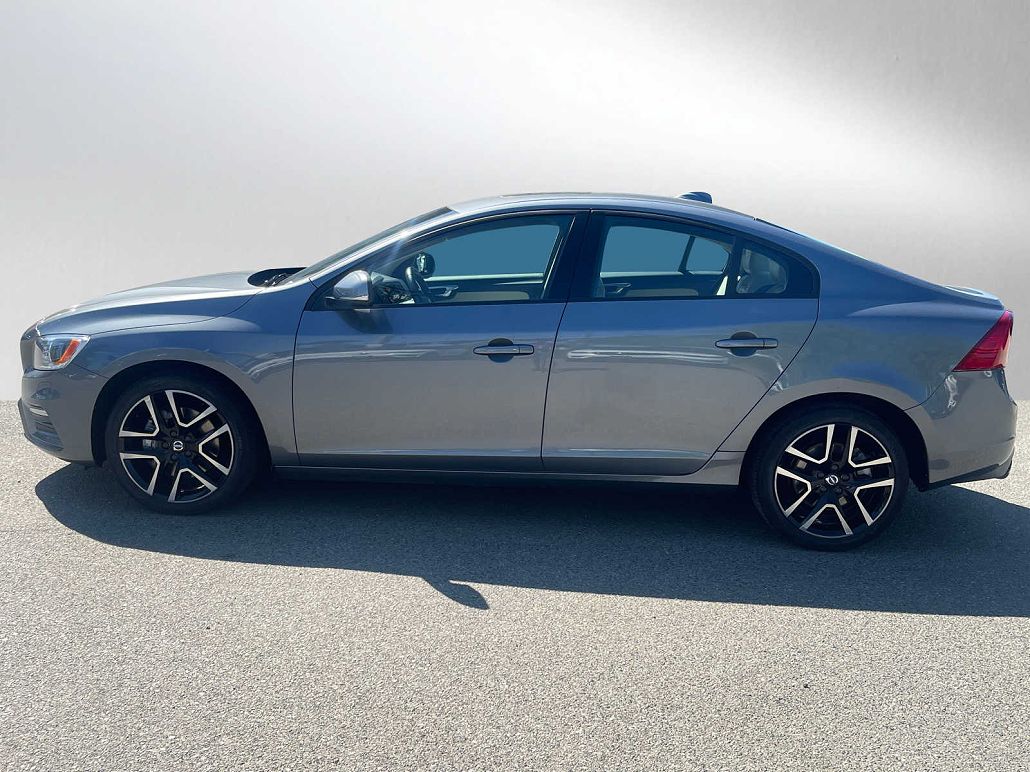 2017 Volvo S60 T5 Dynamic image 2