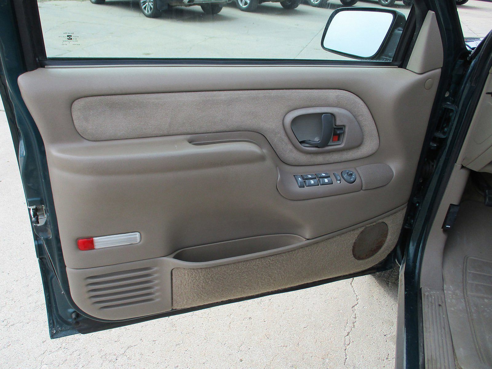 1999 Chevrolet Tahoe LS image 8
