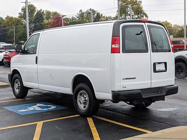 2017 Chevrolet Express 2500 image 4