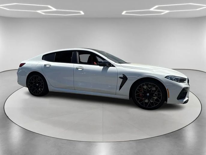 2022 BMW M8