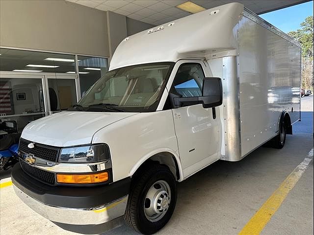 2022 Chevrolet Express 3500 image 2