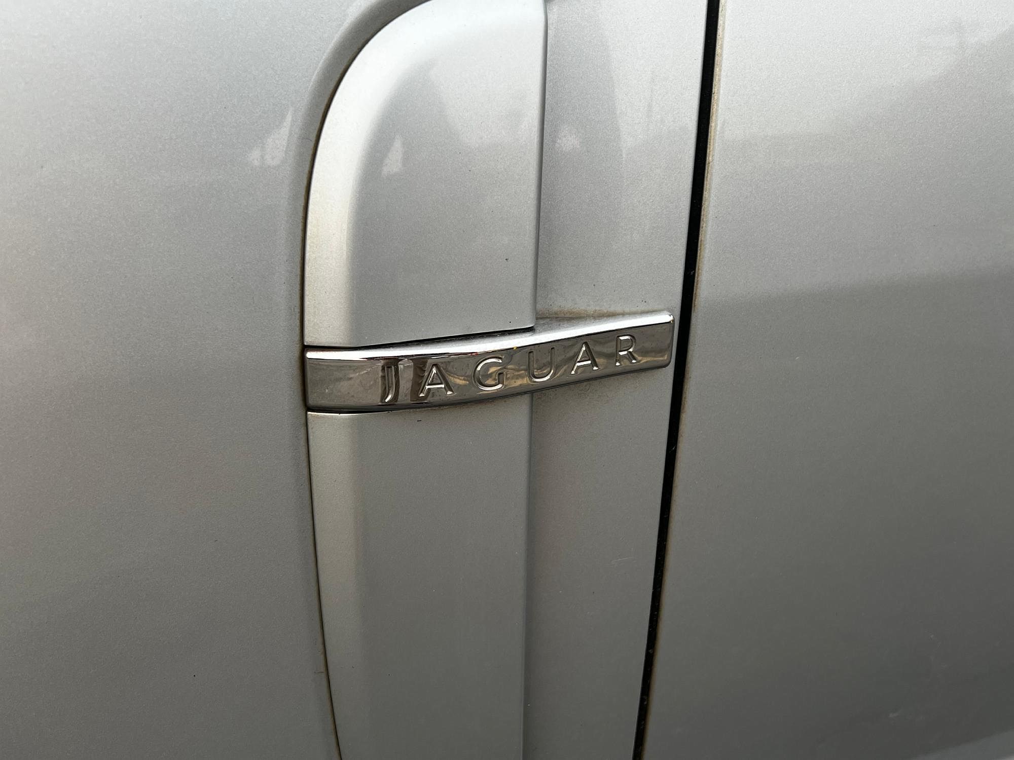 2010 Jaguar XF null image 10