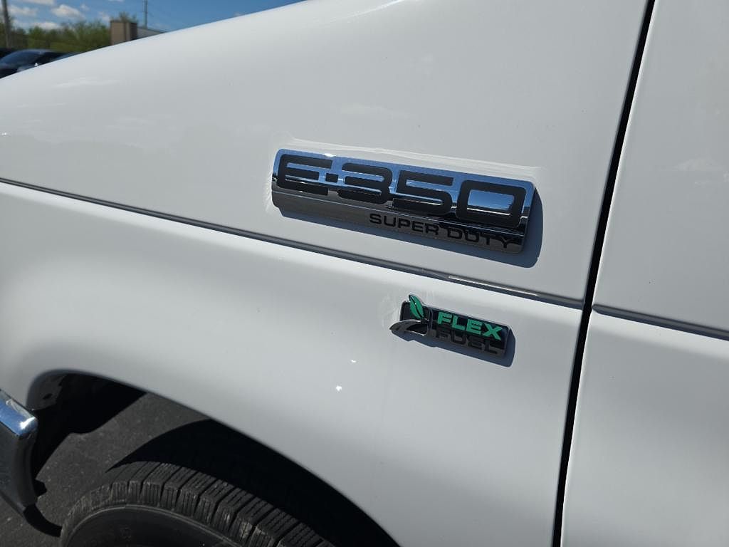 2015 Ford Econoline E-350 image 3