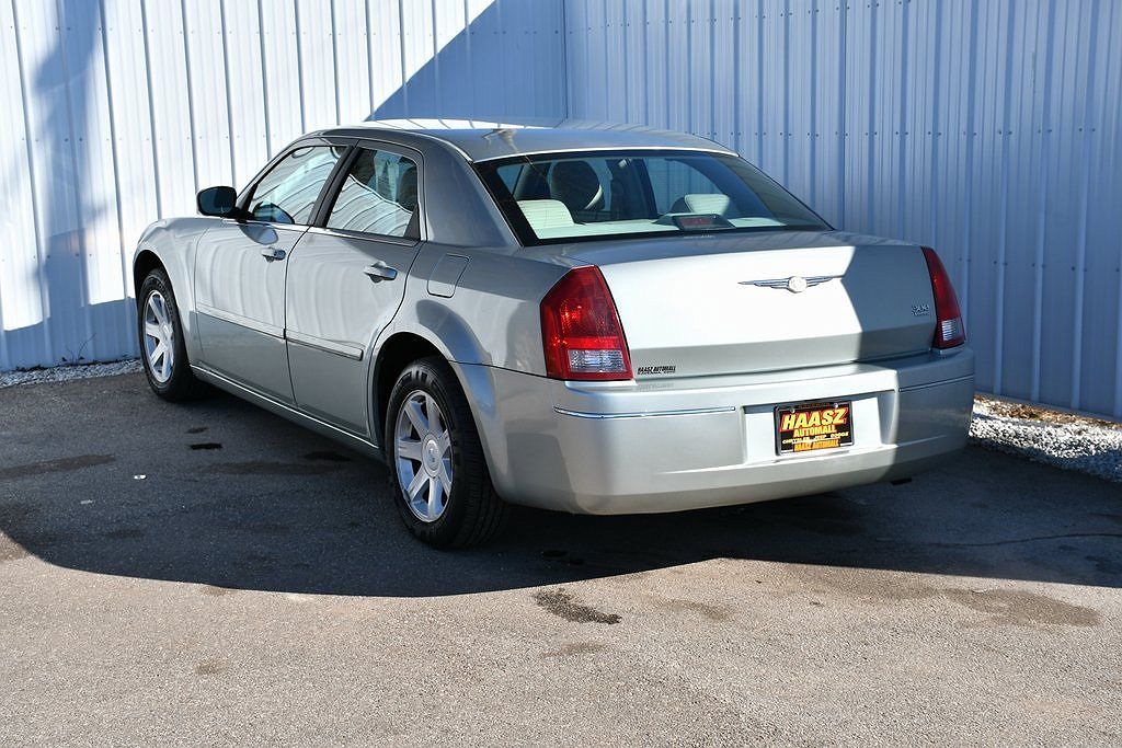2005 Chrysler 300 Touring image 3