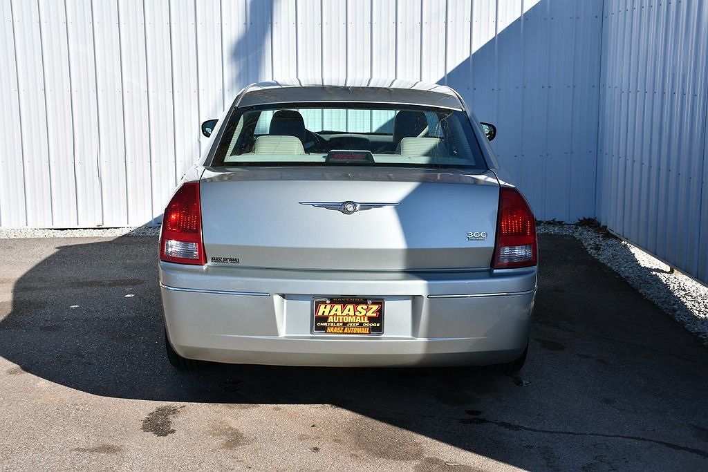 2005 Chrysler 300 Touring image 4