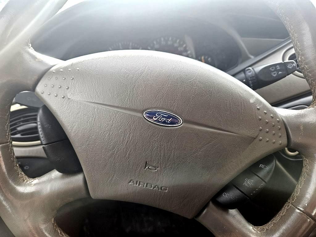 2001 Ford Focus SE image 5