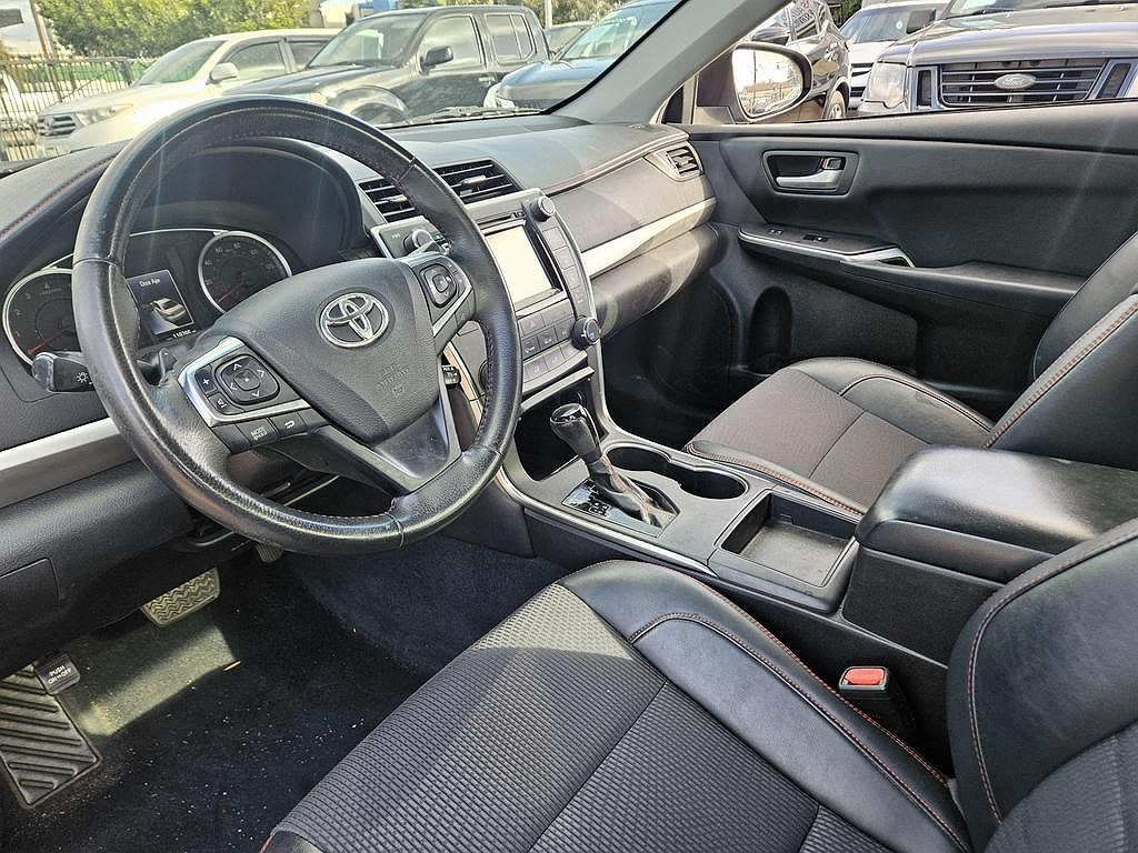 2017 Toyota Camry SE image 4