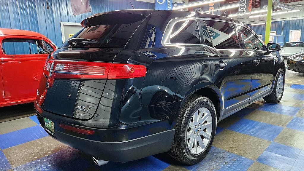 2016 Lincoln MKT Livery image 2