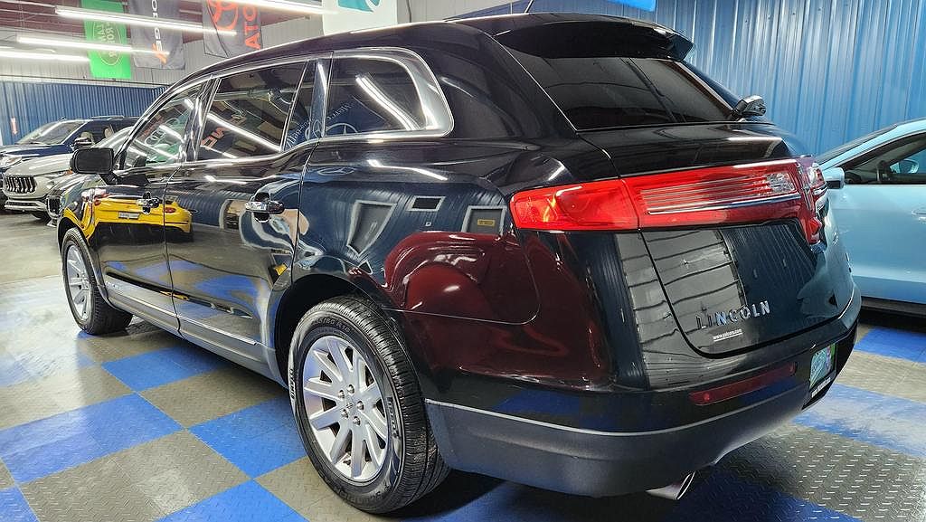 2016 Lincoln MKT Livery image 3
