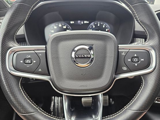 2021 Volvo XC40 T5 R-Design photo 3