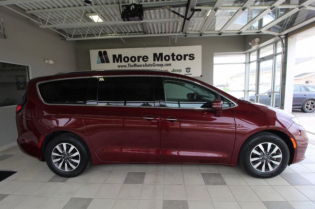 2021 Chrysler Pacifica Touring-L image 2