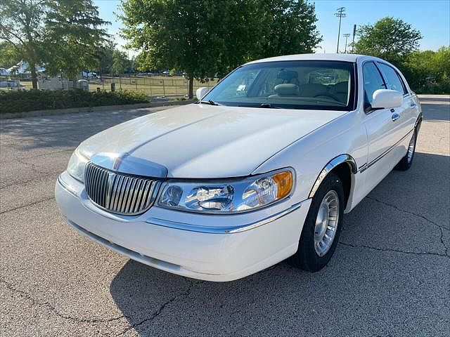 2001 Lincoln Town Car Executive image 0