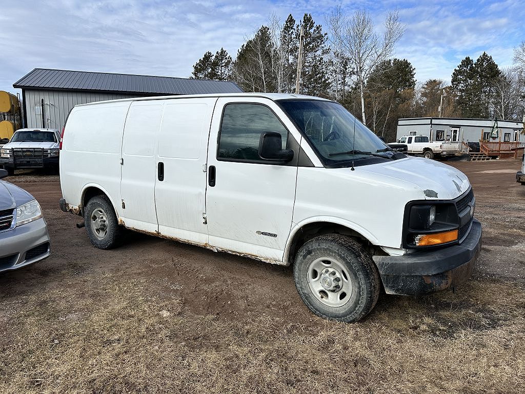 2005 Chevrolet Express 2500 image 1