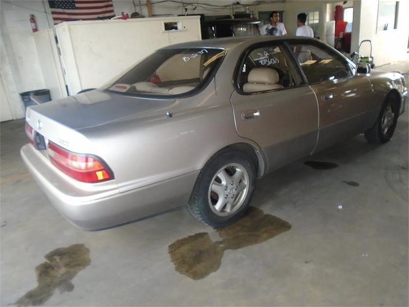 1996 Lexus ES 300 image 2