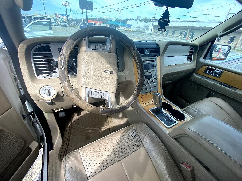 2007 Lincoln Navigator Luxury image 3