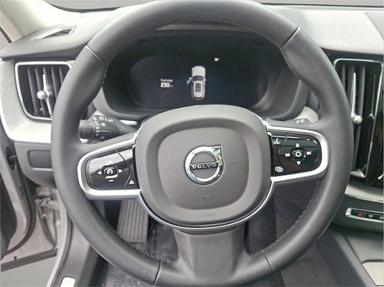2025 Volvo XC60 Plus photo 10