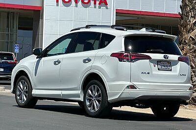 2017 Toyota RAV4 Platinum image 4