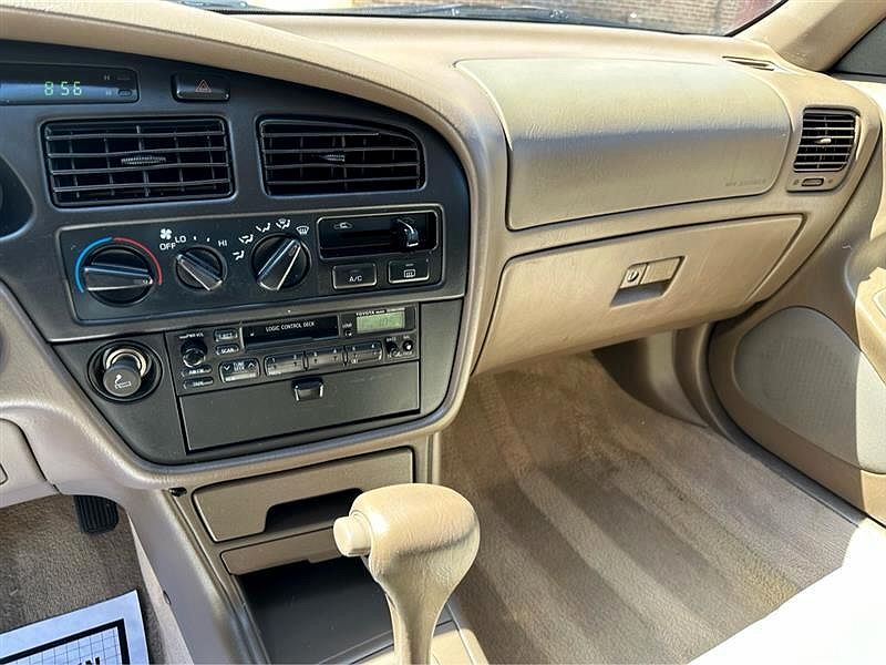 1994 Toyota Camry LE image 31