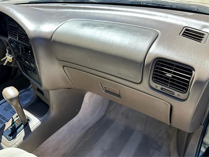 1994 Toyota Camry LE image 32