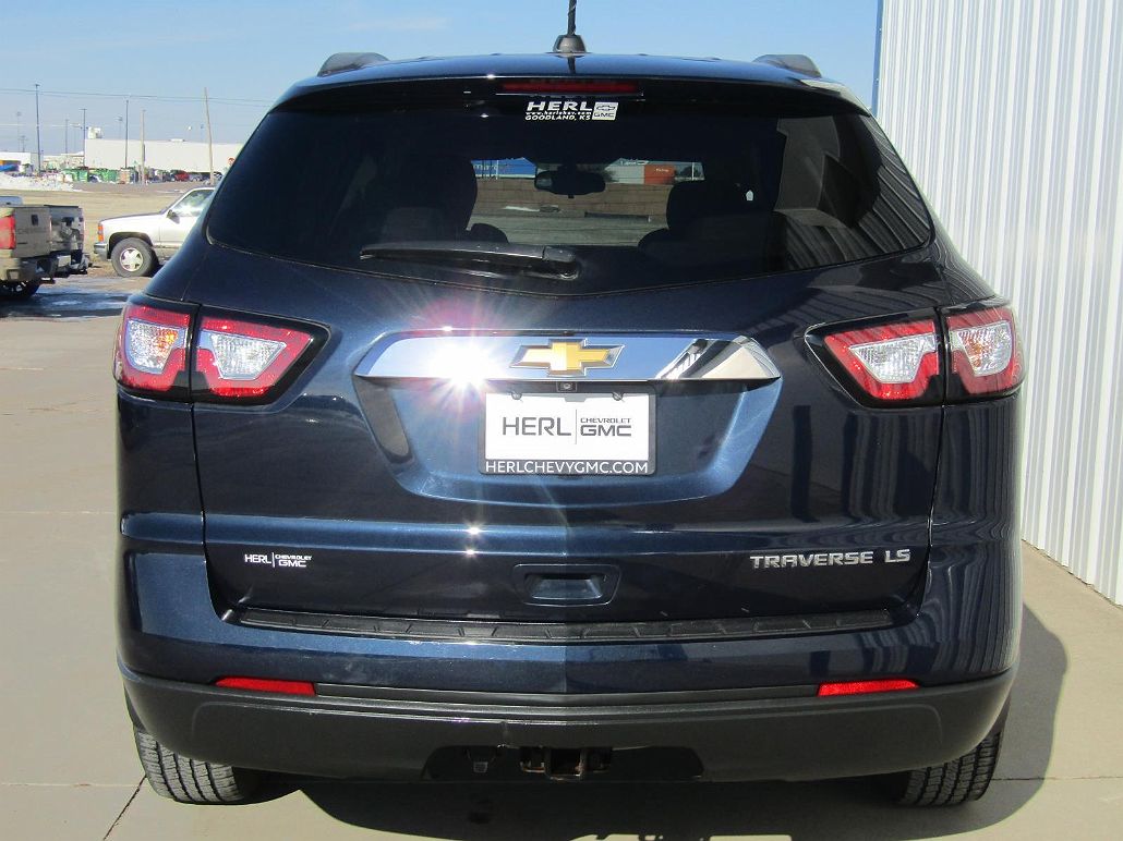 2016 Chevrolet Traverse LS image 3