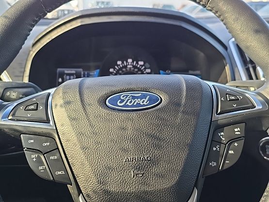 2024 Ford Edge Titanium photo 11