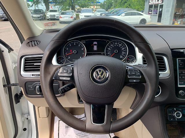 2014 Volkswagen Touareg Luxury image 10