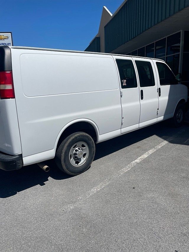 2014 Chevrolet Express 2500 image 3