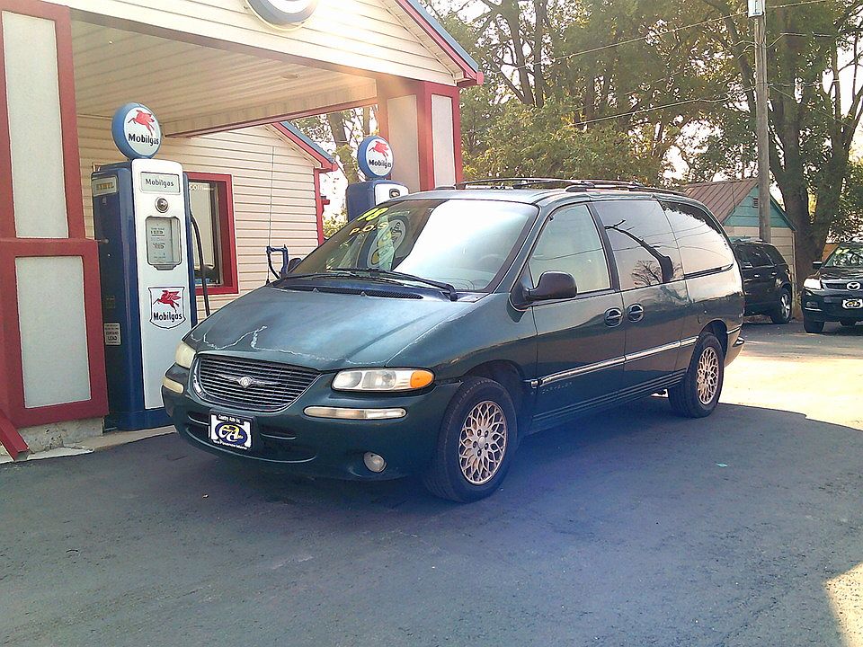 1998 Chrysler Town & Country LXi image 1