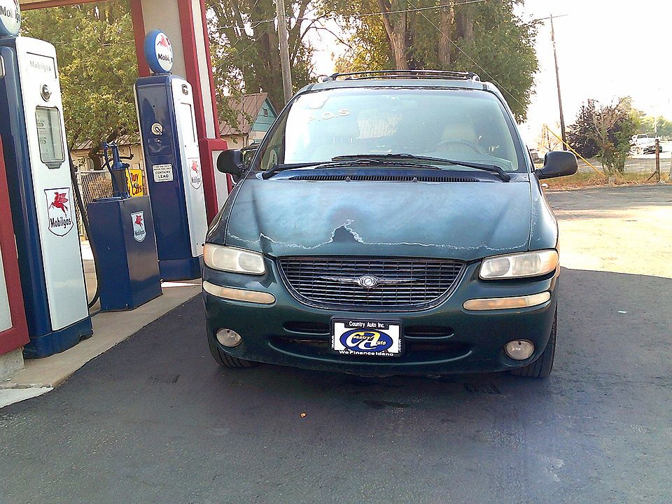 1998 Chrysler Town & Country LXi image 2