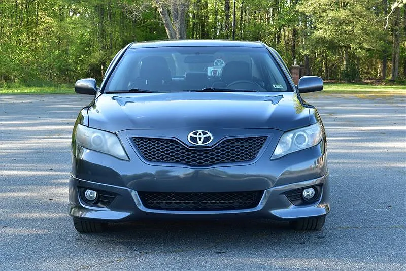 2011 Toyota Camry LE image 1